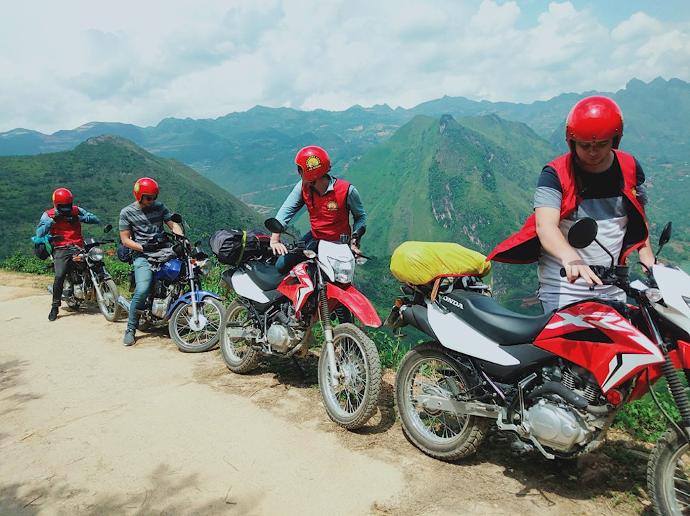 Traveling to Y Linh Ho by motorbike is not recommended for inexperienced riders due to the challenging road conditions